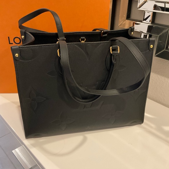 Louis Vuitton M45595
Onthego MM black handbag - Picture 7 of 12